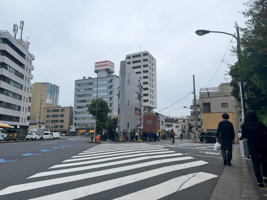 三田本店前に並ぶ行列