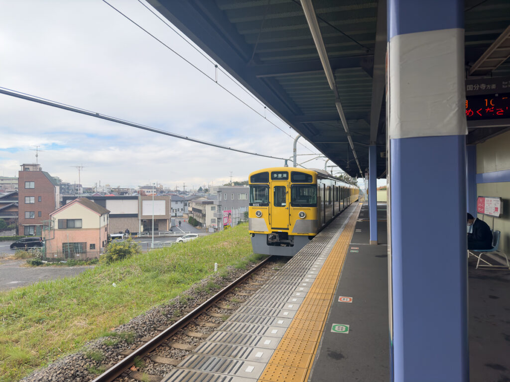 多摩湖駅へ向かう電車