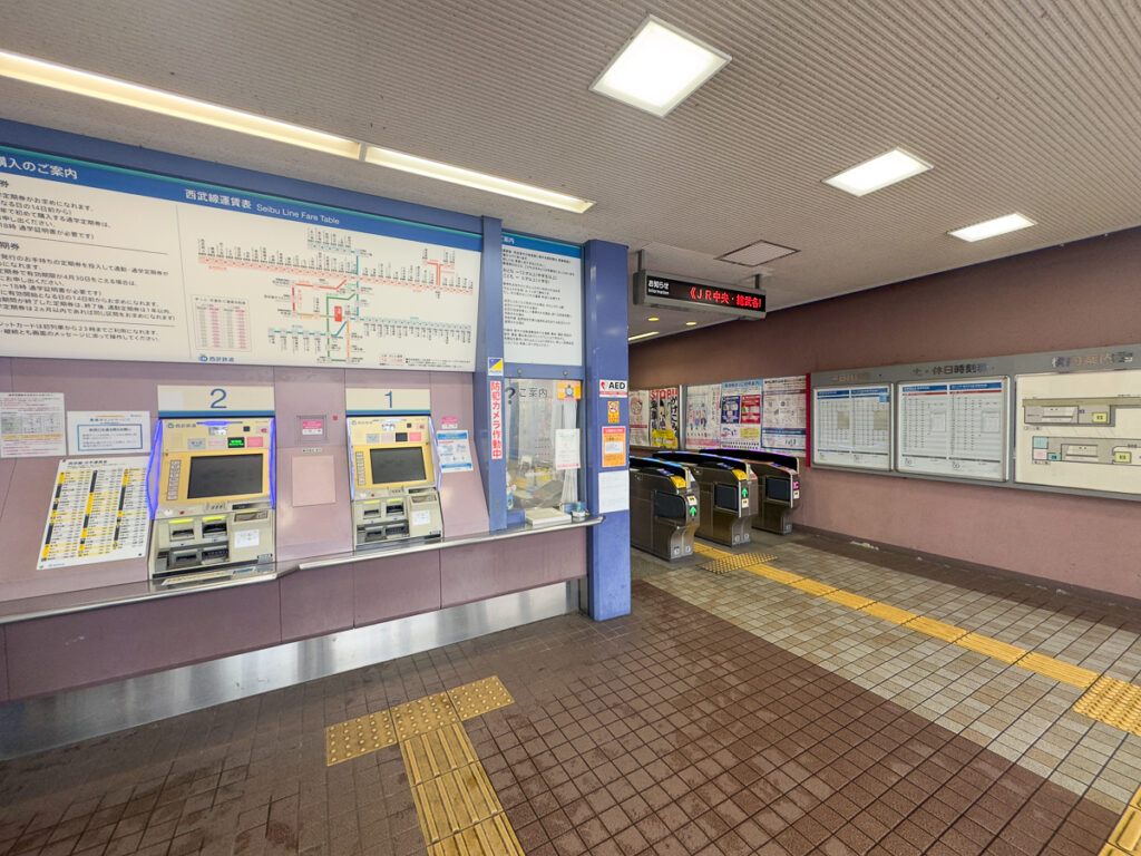 八坂駅の改札付近