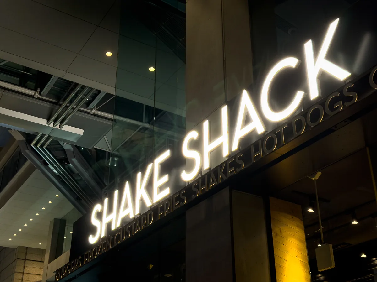 本降りの雨とシェイクシャック、有楽町の夜で食べる